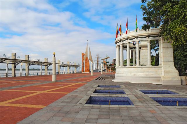 Hemiciclo de la Rotonda colonnade and flags on the Malecon 2000 waterfront, Guayaquil